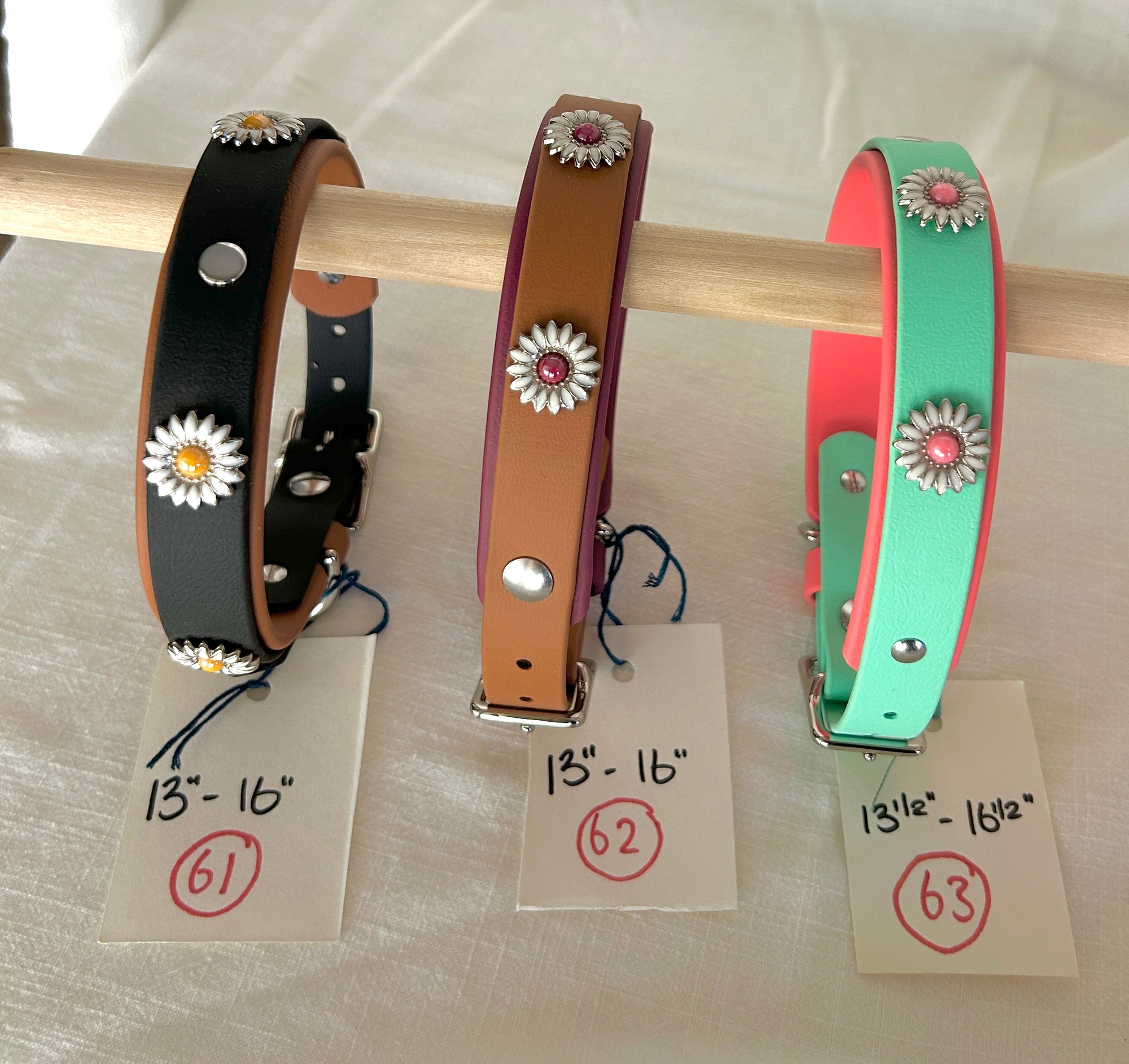 MEDIUM FLOWER COLLARS  (
